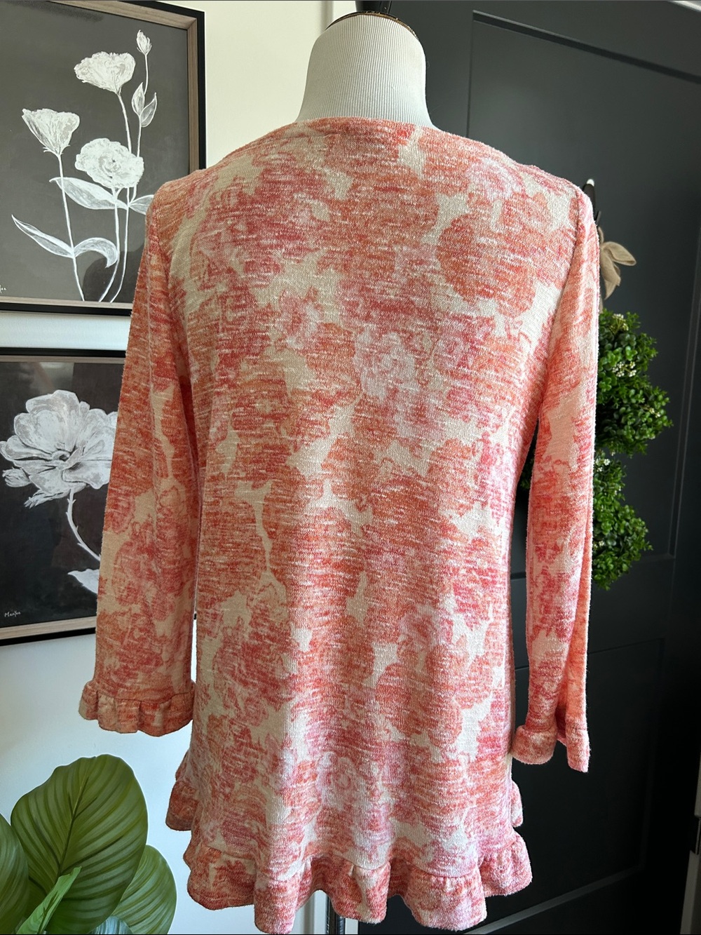 🌺 M 3/4 sleeve Coral Pink Floral Ruffle-Hem stretchy tunic Knit Top - Picture 6 of 7